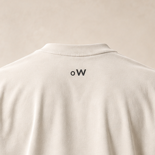 T-shirt sui OW, écru — gros plan inscription dos (recadrage)