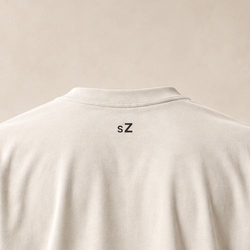T-shirt sui SZ, écru — gros plan inscription dos (recadrage)