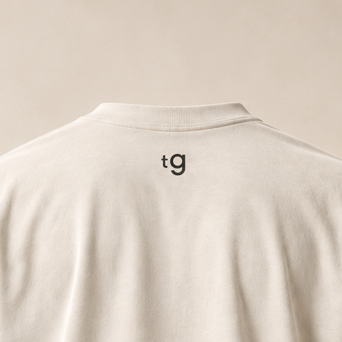 T-shirt sui TG, écru — gros plan inscription dos (recadrage)