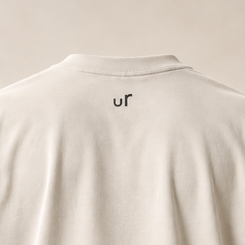 T-shirt sui UR, écru — gros plan inscription dos (recadrage)