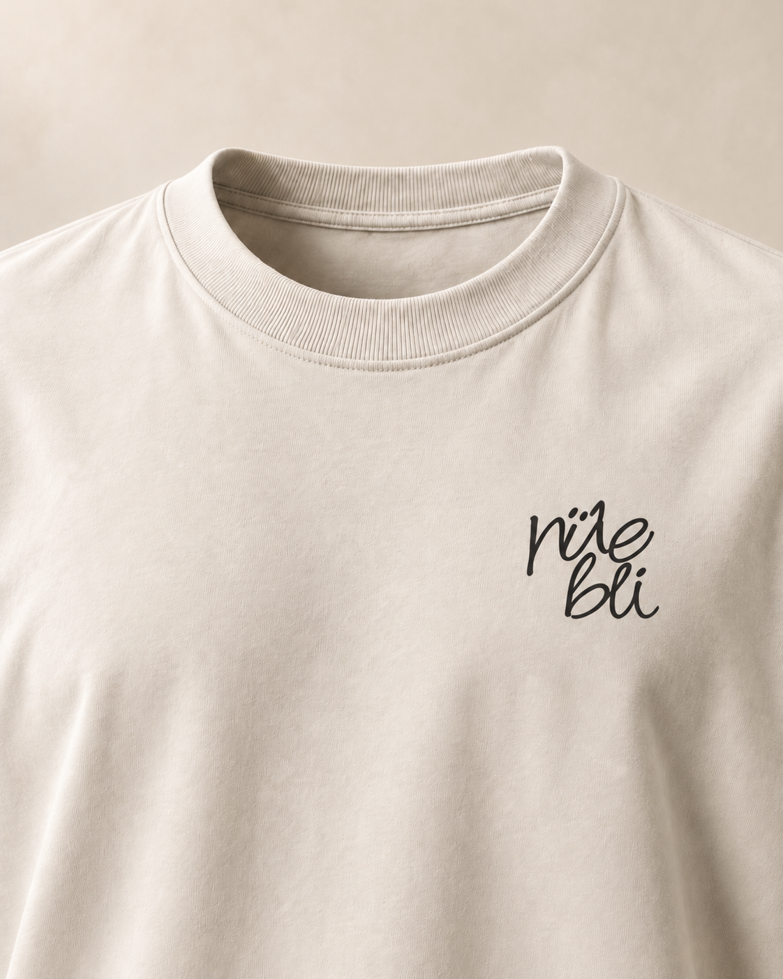 T-shirt sui rüebli Argovie écru — vue detail, mockup réaliste — manuscrit