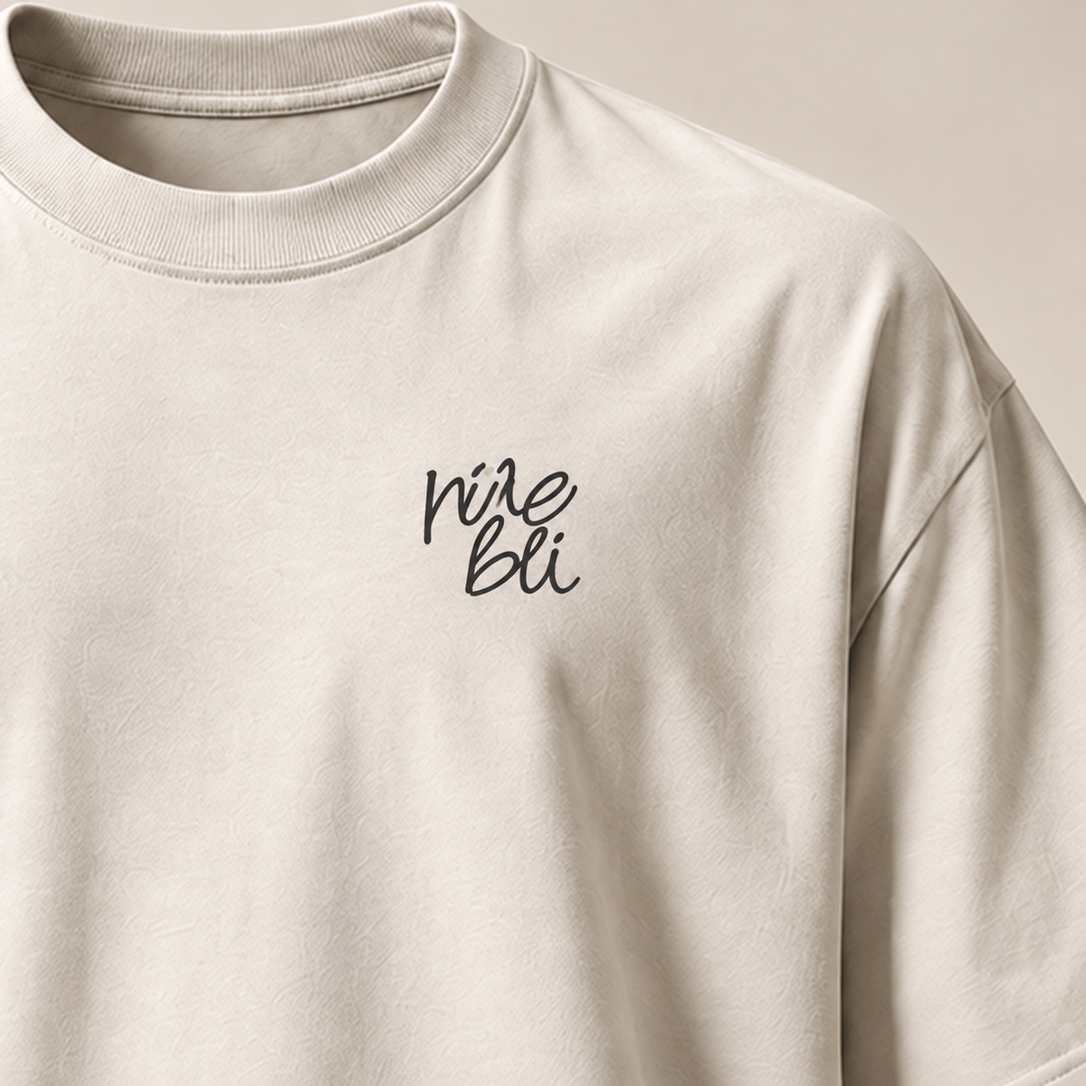 T-shirt sui rüebli Argovie écru — gros plan inscription devant (recadrage) — manuscrit