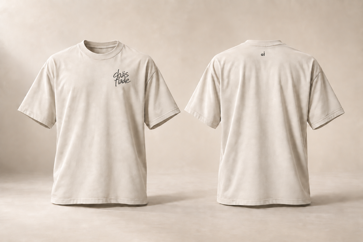 sui — AI · maquette du t-shirt écru en volume, devant et dos — manuscrit