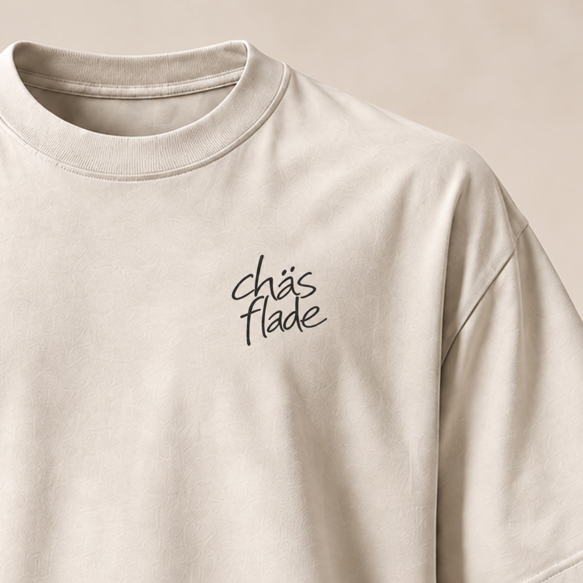 T-shirt sui chäsflade — Appenzell Rhodes-Intérieures, écru — gros plan inscription devant (recadrage) — manuscrit