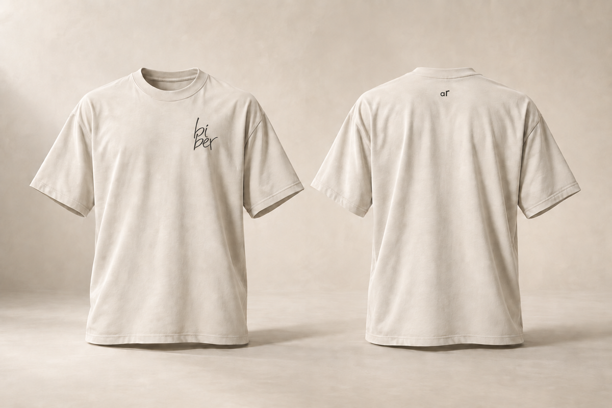 sui — AR · maquette du t-shirt écru en volume, devant et dos — manuscrit