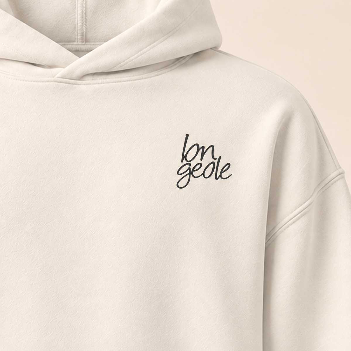 Hoodie longeole — Genève — bone — gros plan inscription devant (recadrage) — manuscrit