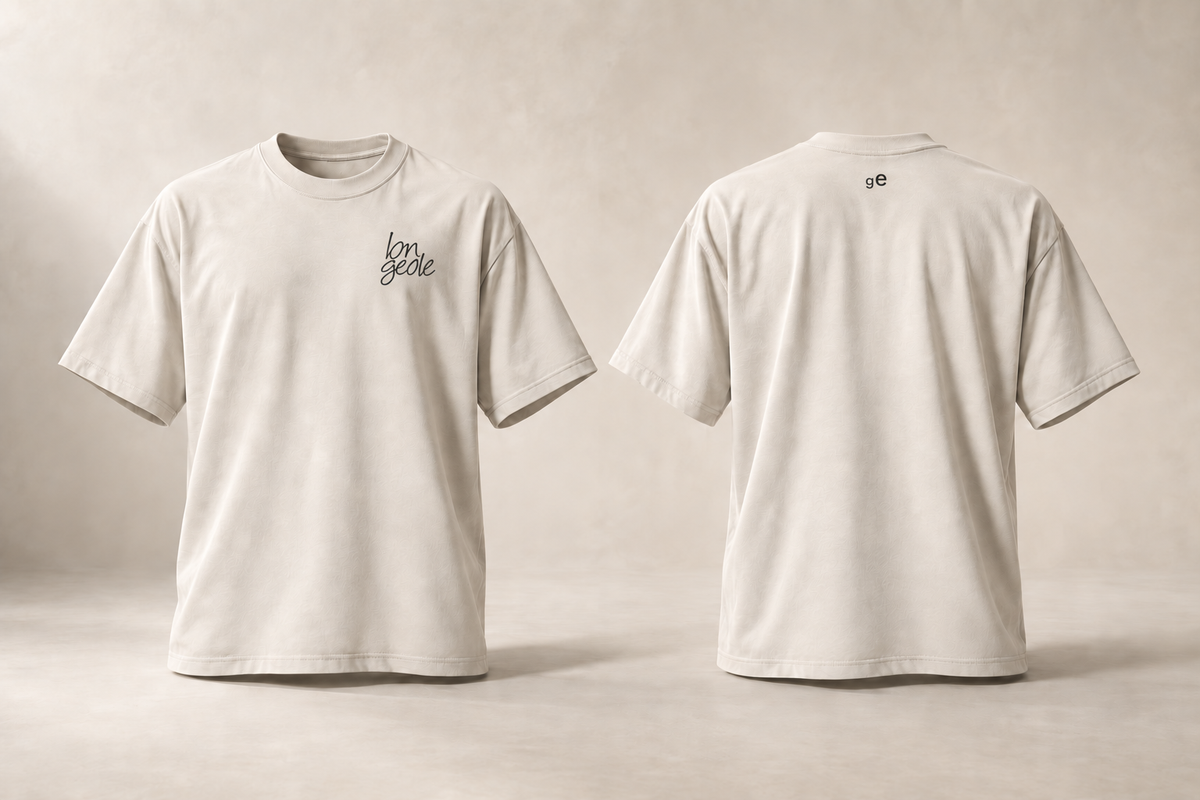 sui — longeole · GE · maquette du t-shirt écru en volume, devant et dos — manuscrit