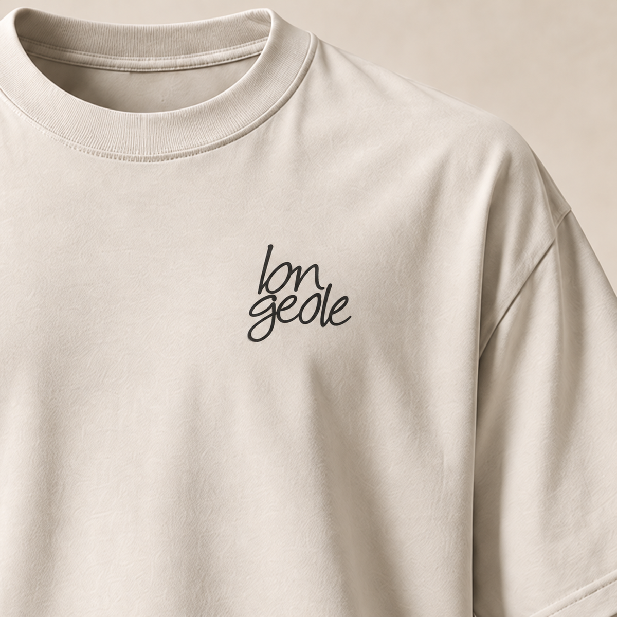 T-shirt sui longeole — Genève, écru — gros plan inscription devant (recadrage) — manuscrit