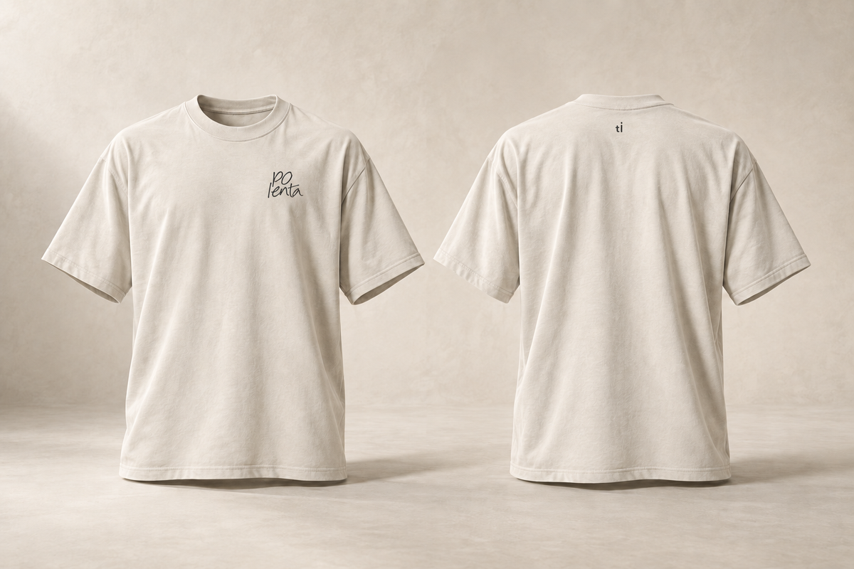 sui — polenta · TI · maquette du t-shirt écru en volume, devant et dos — manuscrit