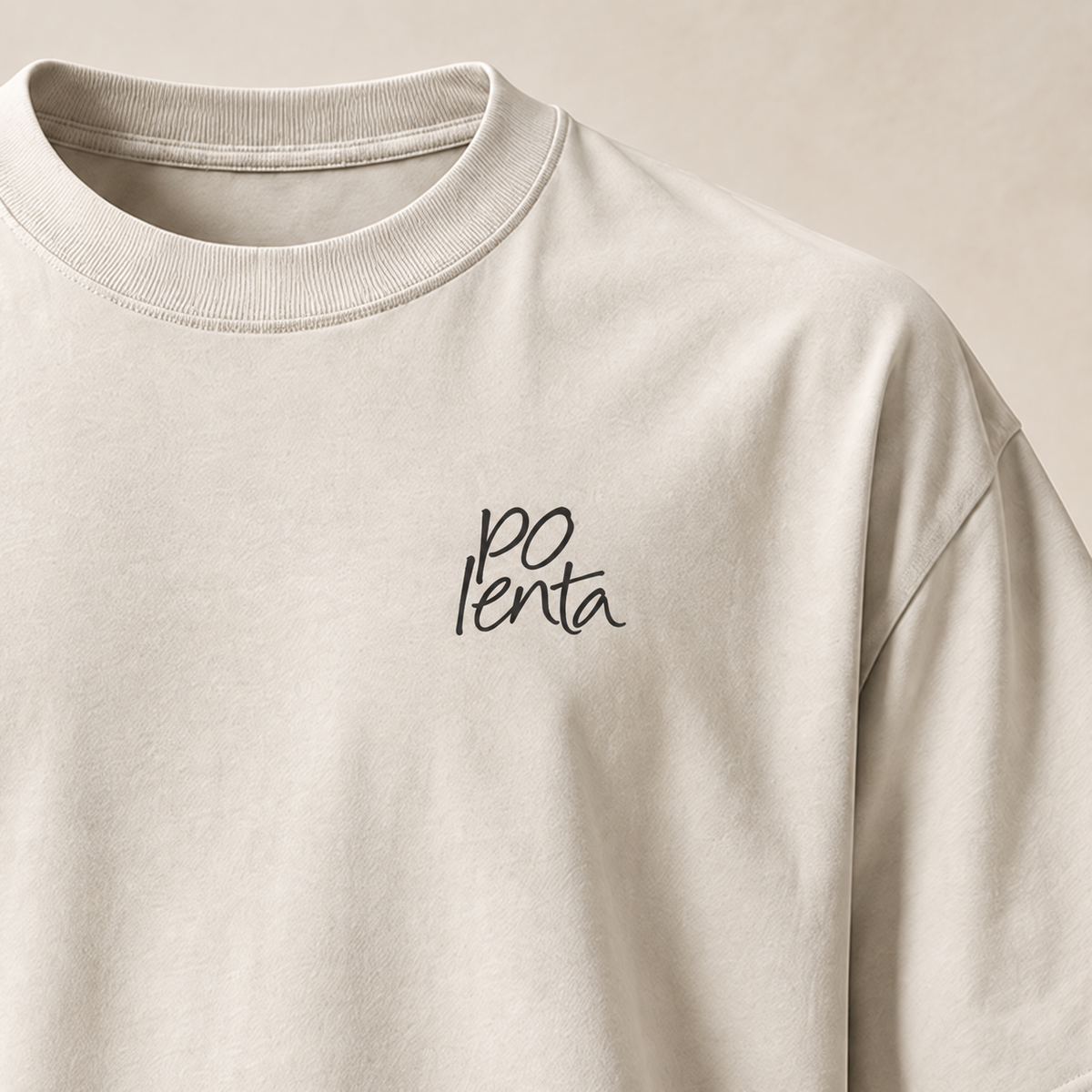 T-shirt sui polenta — Tessin, écru — gros plan inscription devant (recadrage) — manuscrit