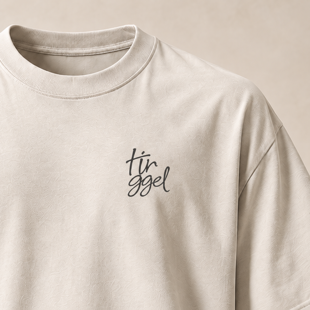 T-shirt sui tirggel — Zurich, écru — gros plan inscription devant (recadrage) — manuscrit