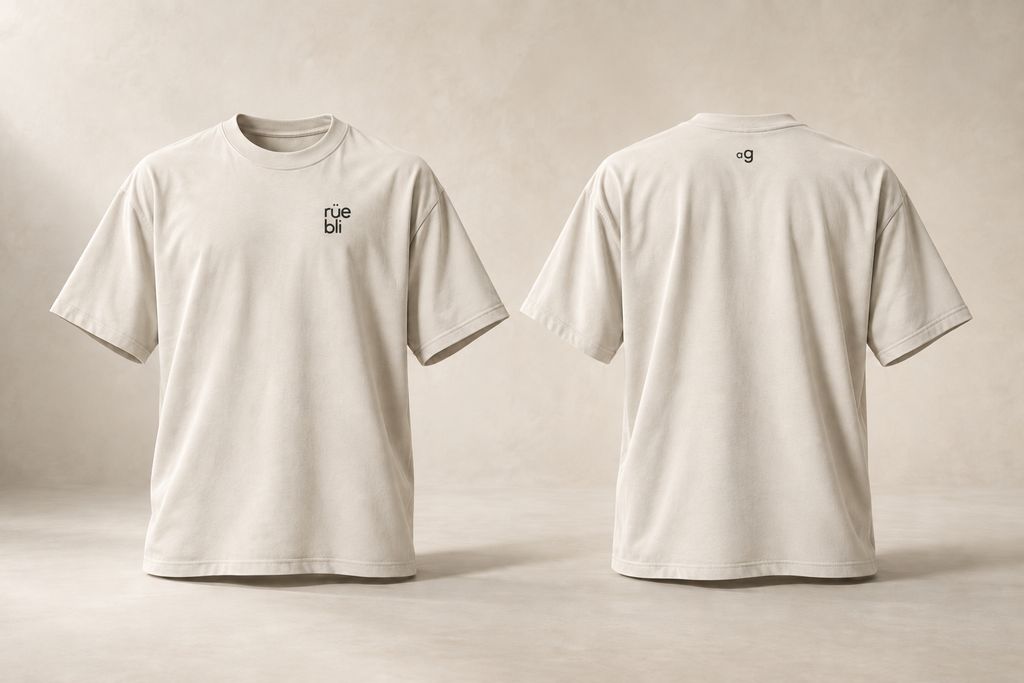 sui — rüebli · AG · maquette du t-shirt écru en volume, devant et dos