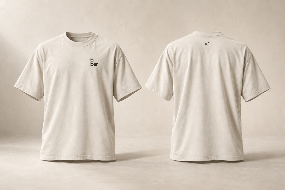 sui — AR · maquette du t-shirt écru en volume, devant et dos