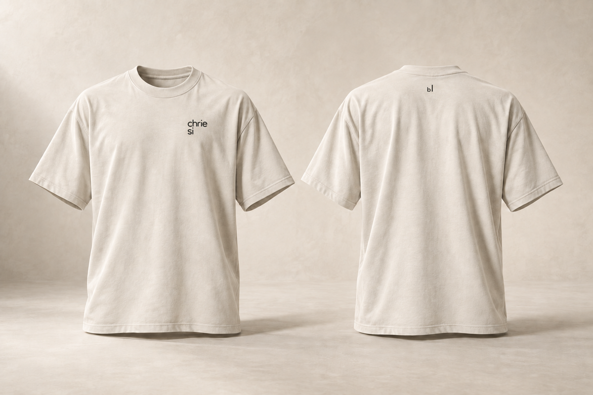 sui — BL · maquette du t-shirt écru en volume, devant et dos