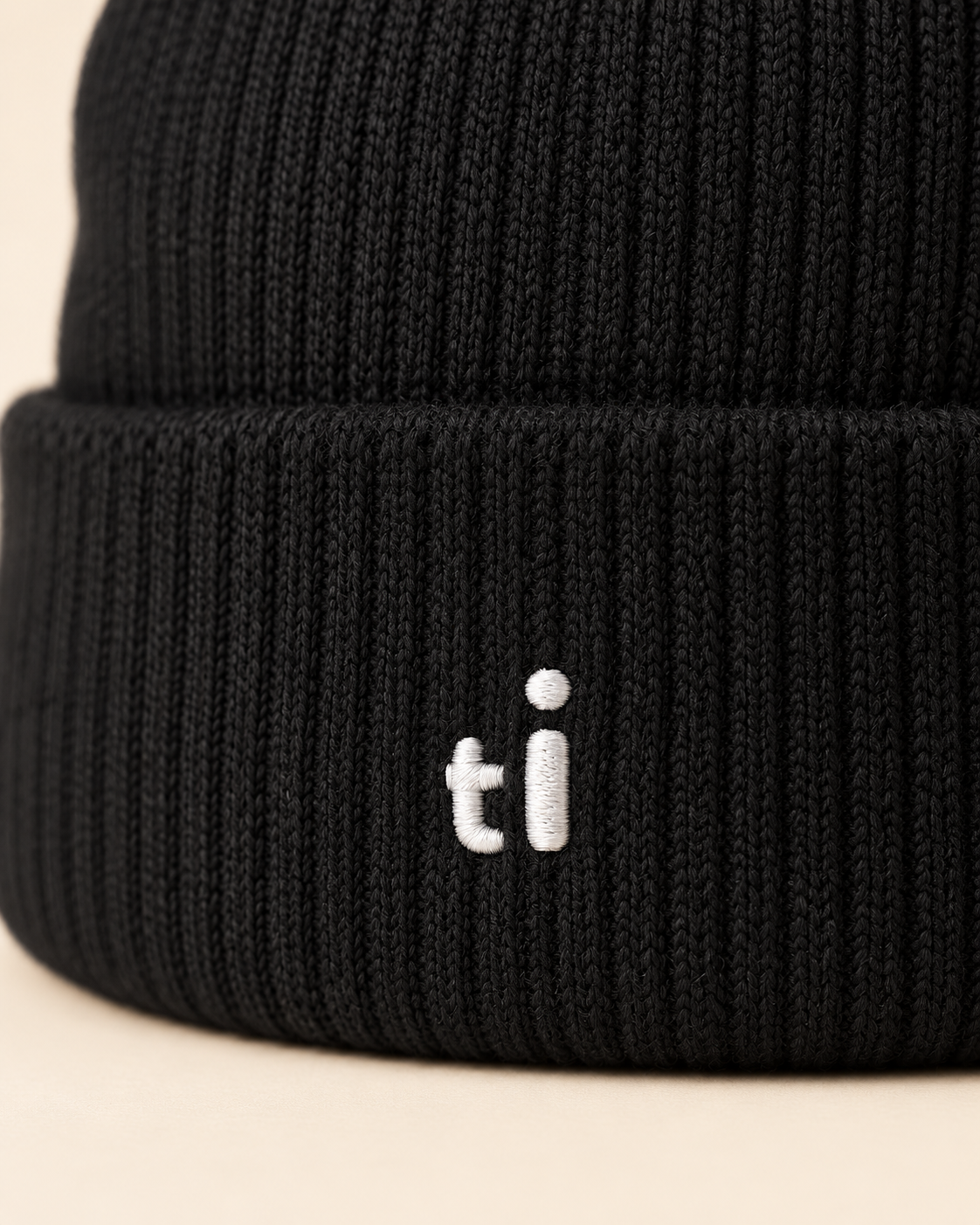Bonnet ti — Tessin — vue detail, mockup réaliste