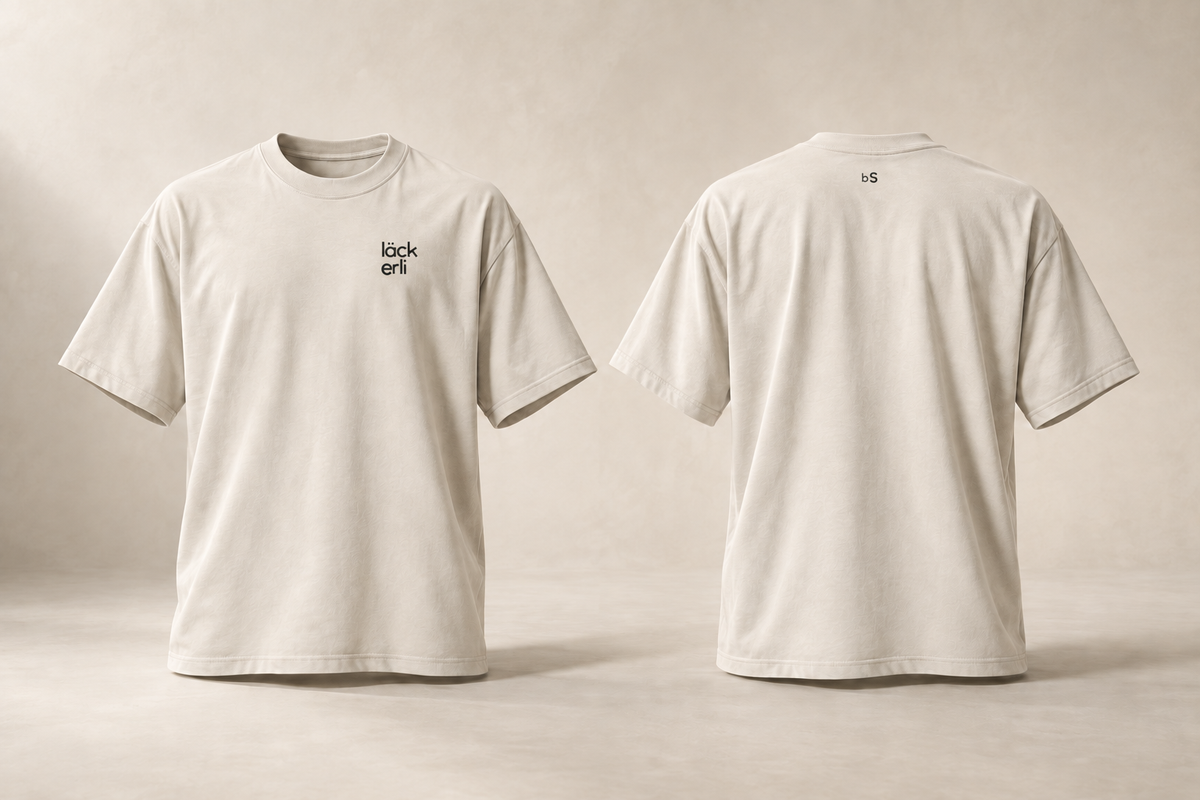sui — BS · maquette du t-shirt écru en volume, devant et dos