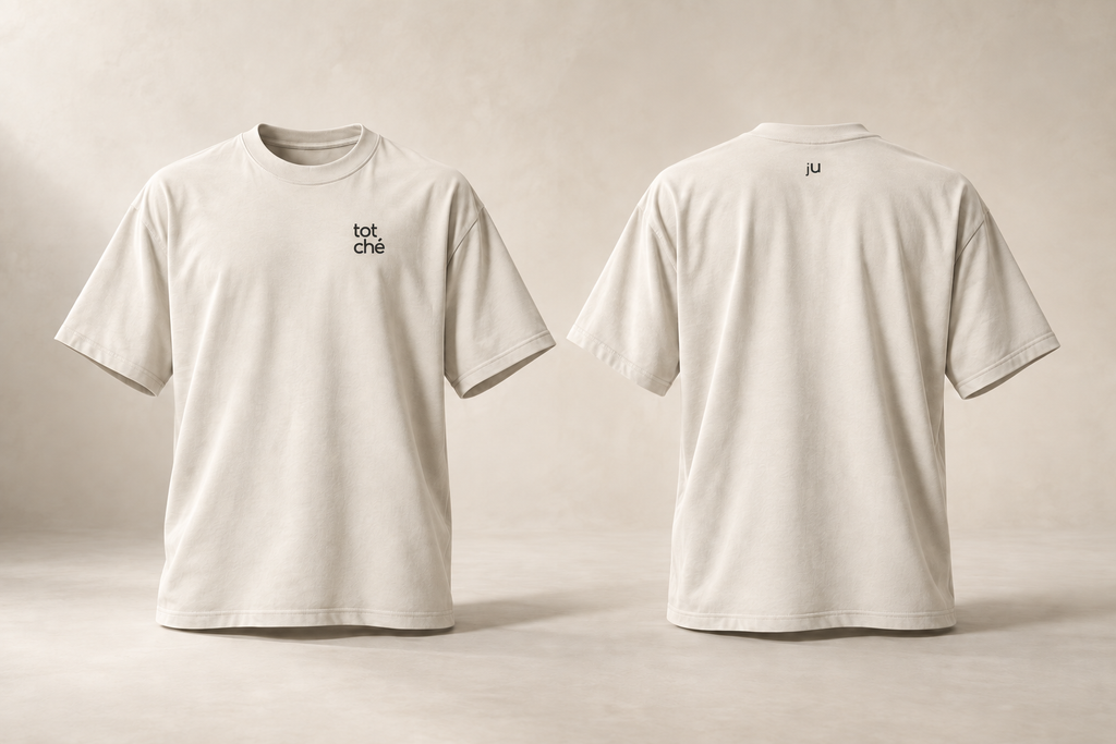 sui — totché · JU · maquette du t-shirt écru en volume, devant et dos