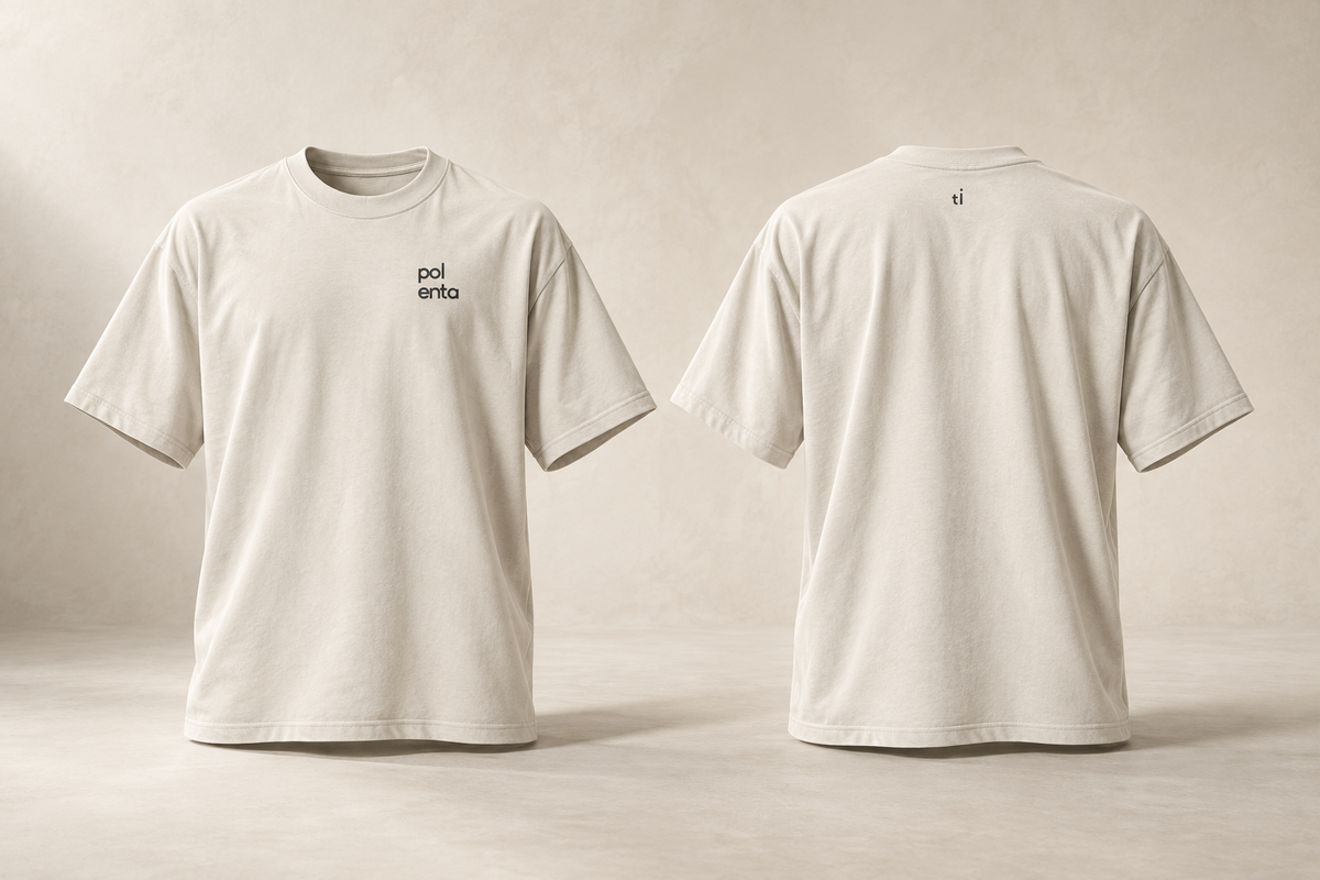 sui — polenta · TI · maquette du t-shirt écru en volume, devant et dos