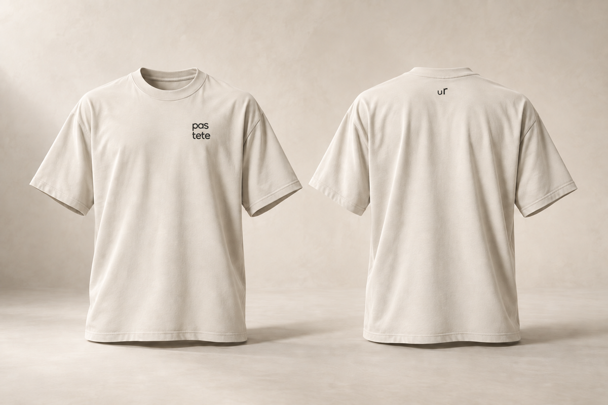 pastete — Uri — maquette en volume, t-shirt écru devant et dos