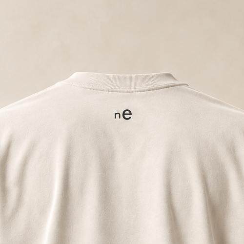T-shirt sui taillaule — Neuchâtel, écru — gros plan inscription dos (recadrage)